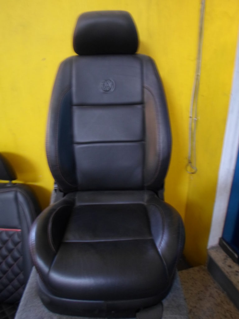 Banco automotivo preto com encosto de cabeça — Paulista Estofamentos, São José